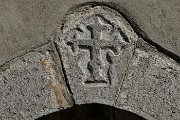 28 Croce scolpita sul portale